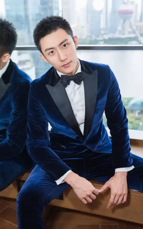 黄景瑜帅气西服套装帅气活动照图片