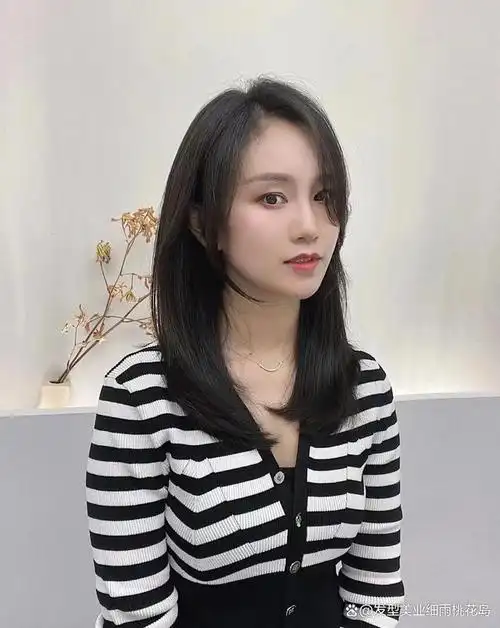 中发,是所有发型系列中非常受欢迎的发型之一,发型衬托出的气质唯美又