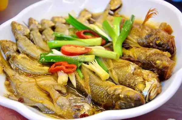 杂鱼酱油水,这是厦门大排档很经典的菜,好多条不同品种的小鱼整齐排放