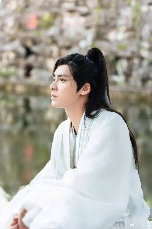 李易峰中秋晒白衣古装照 高马尾造型英俊帅气