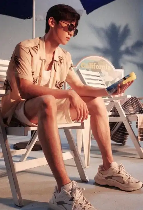 白敬亭沙滩照曝光本想秀肌肉腿不料网友我看上你鞋了