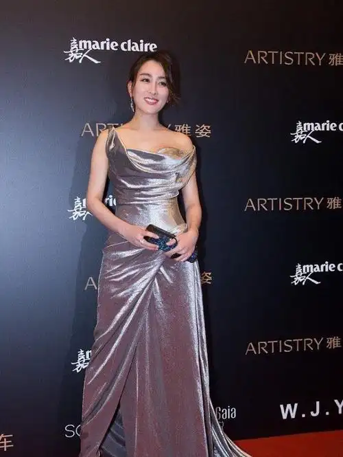 马苏很有料穿裸粉色抹胸纱裙勾勒饱满曲线弯腰时让人大饱眼福