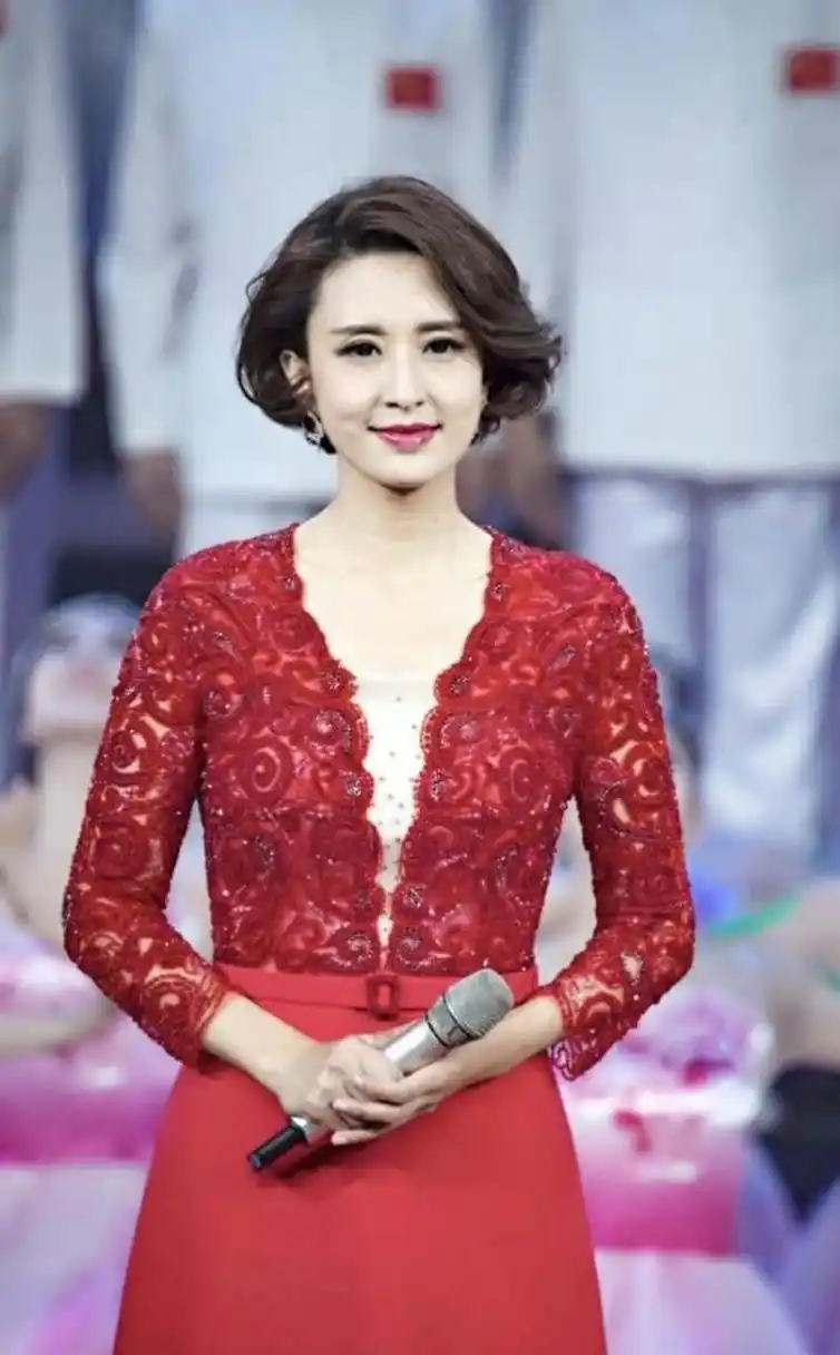 2013年,毕福剑把34岁的主持人张蕾,介绍给了54岁的富商王吉财,并劝