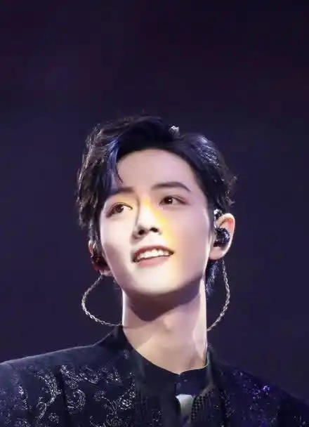 呜呜肖战笑起来太好看啦