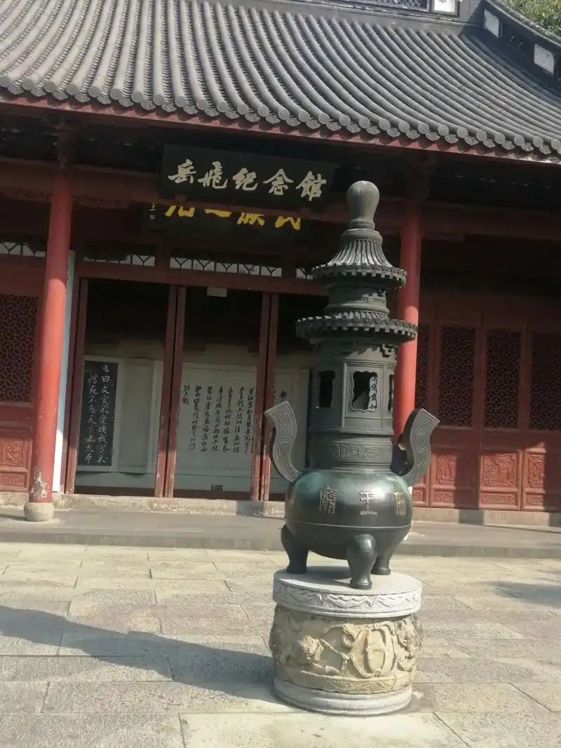 杭州西湖畔的岳王庙(岳飞纪念馆)害死岳飞的四个奸臣永远的归在 - 抖