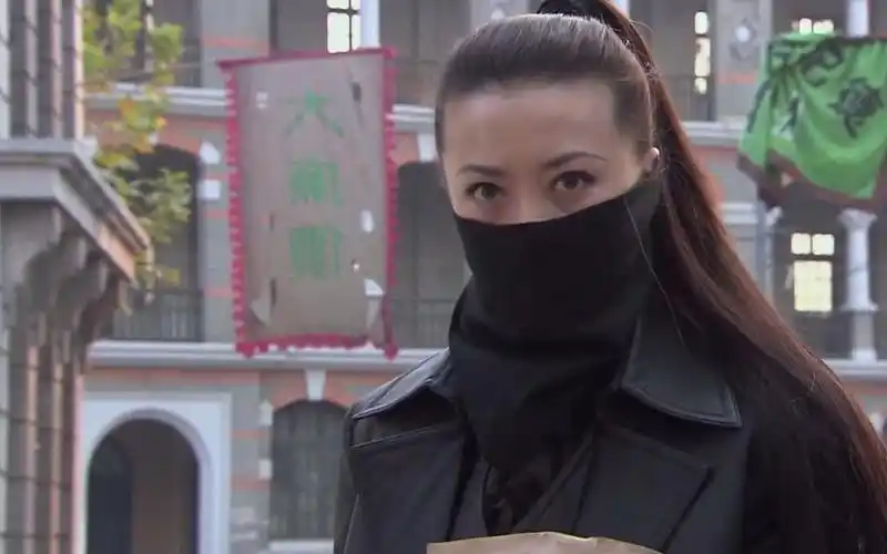 长皮衣手套蒙面女枪手