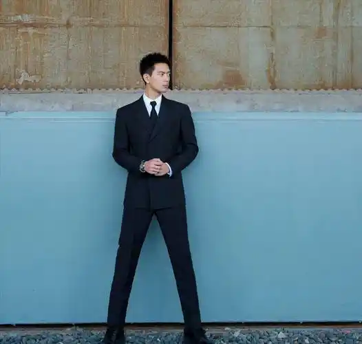 他们吐槽李现新钊的长相和身材,被网友们看的又奇怪又好笑_发型_全身