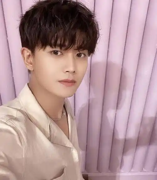 万茜晒vlog没开滤镜,31岁任嘉伦暴露真实状态,眼尾褶子不少_相机_小伙