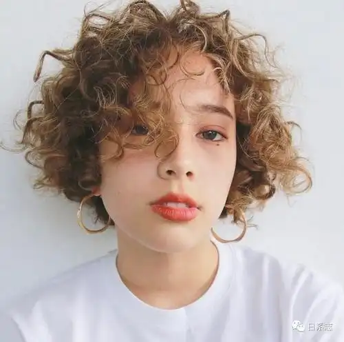 "凌乱感"原本就是日系发型的特点之一,烫过的凌乱不是真的凌乱,而是一