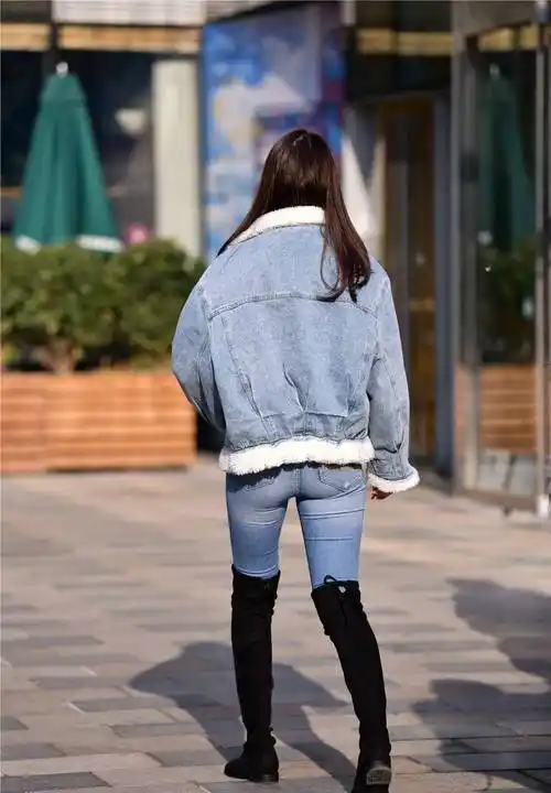 黑色过膝长靴,搭配紧身牛仔裤,蓝色的羊羔毛夹克_生活_风格_美女