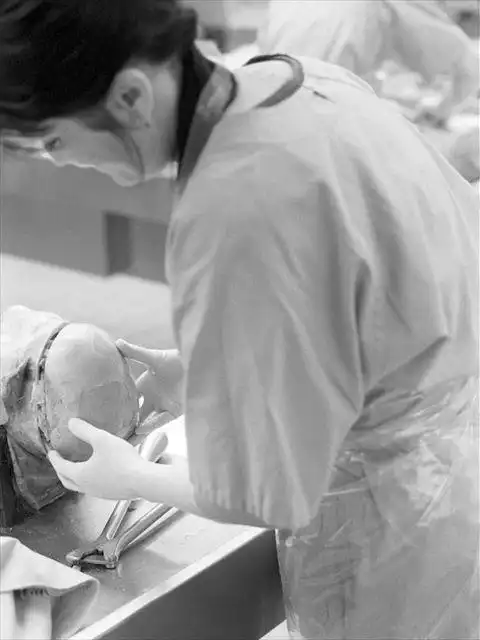 胆小慎入实拍真实法医解剖室组图