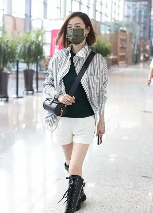 街拍佘诗曼的穿搭散发着时尚精致的风格,这让我们想到了年少时的纯真