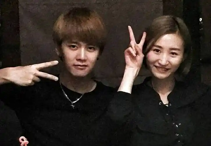 原创任嘉伦开豪车陪妻子逛街大火后即宣布结婚称不会撩妹就会带娃