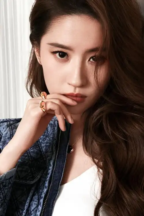 全球品牌代言人@刘亦菲演绎宝格丽bvlgari cabochon系列珠宝作品.