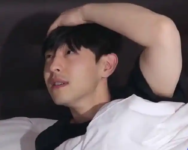 邓伦#    你会像蝴蝶一样破茧成蝶    起床后的素颜伦真的太好看