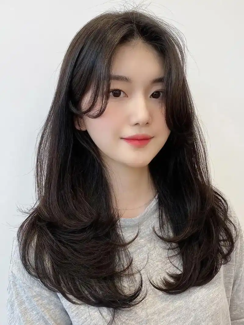 烫发推荐 这一款慵懒微卷中长发发型,富有一点韩式翻卷的效果