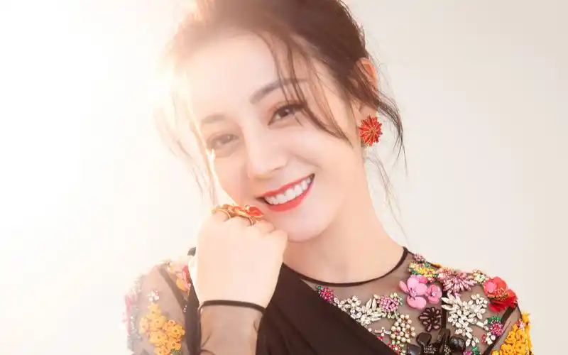 迪丽热巴刺绣连衣裙性感图片壁纸