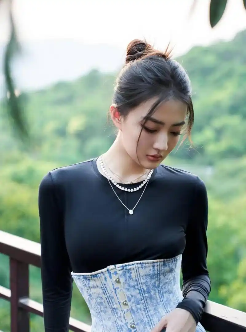 徐璐最新写真照露出,五官精致穿搭时髦又减龄.