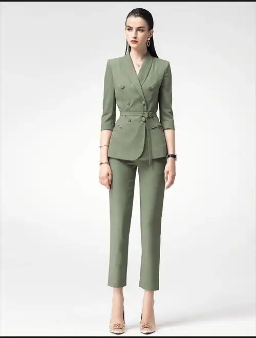 双排扣青果领,还带一条腰带,很加突出女士的线条美,跟以往西装有很大