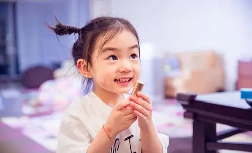 戚薇女儿lucky唱歌软萌小奶音超可爱 写美篇最近有多部综艺正在热播中