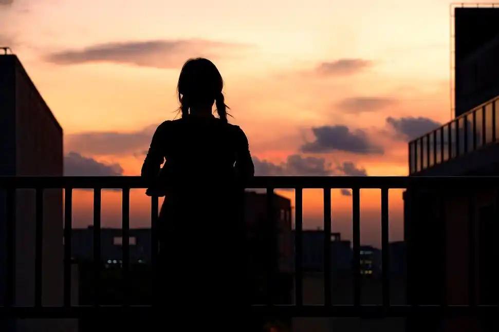 天台人物背影栏杆风景自然日落夕阳晚霞云朵云彩