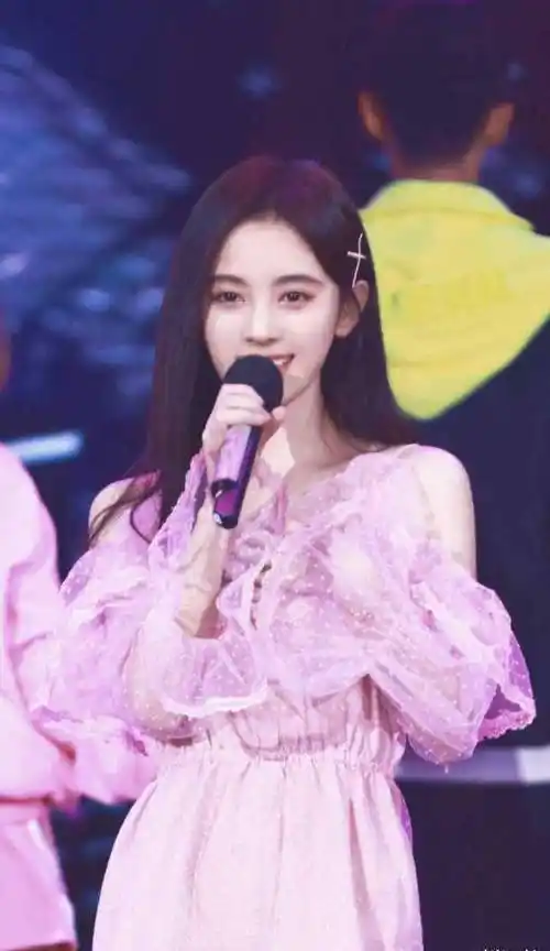 《青春有你2》鞠婧祎突然出现,仅1秒钟的镜头,令全网男粉沸腾_女生