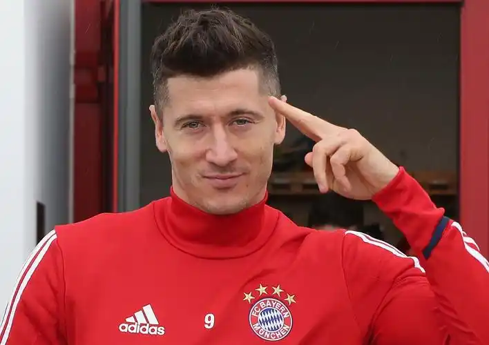 当家球星莱万多夫斯基面对镜头保持微笑,进行着耍帅的动作,让我们一