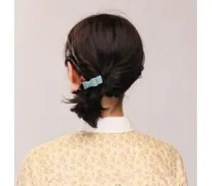 短发马尾怎么扎才好看 五款街拍女生短马尾图片(3)_马尾辫发型_西子