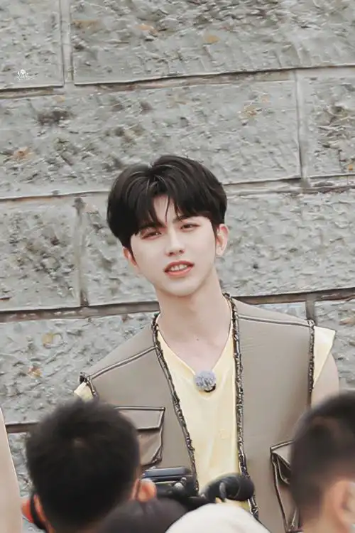 奔跑吧#蔡徐坤奔跑吧饭票路透,今天是无敌可爱的小甜豆,换了白巫鞍