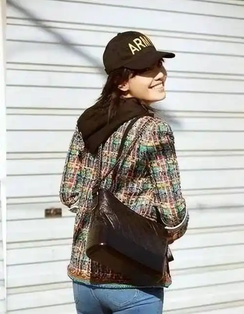 白百何很尴尬!穿紧身牛仔裤秀屁股,网友:撑不住就不穿_时尚_风格_蓝色