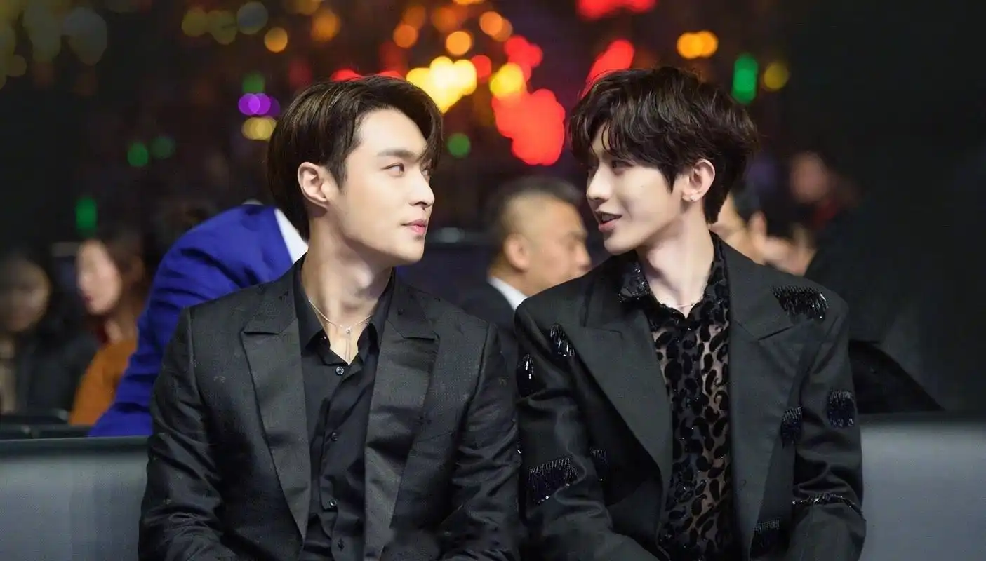 张艺兴蔡徐坤同框合照来了!大厂师徒会面,大厂女孩过年了!