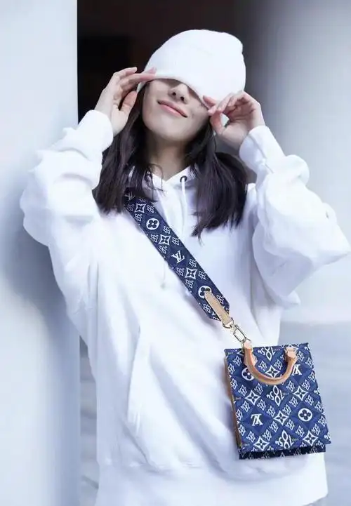 女明星演绎lv早春帆布包,融入了丹宁蓝的单品,个性满满超吸睛|包包|拼