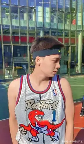 33岁李易峰穿搭不输小鲜肉!淡黄色球衣搭黑色运动裤,帅气逼人