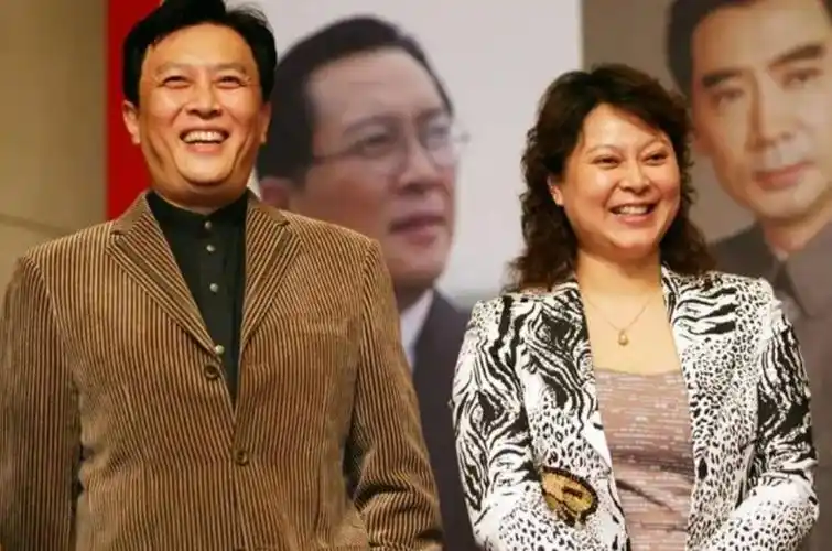 回顾演员壮丽嫁唐国强婚后连生两子如今一家五口幸福美满