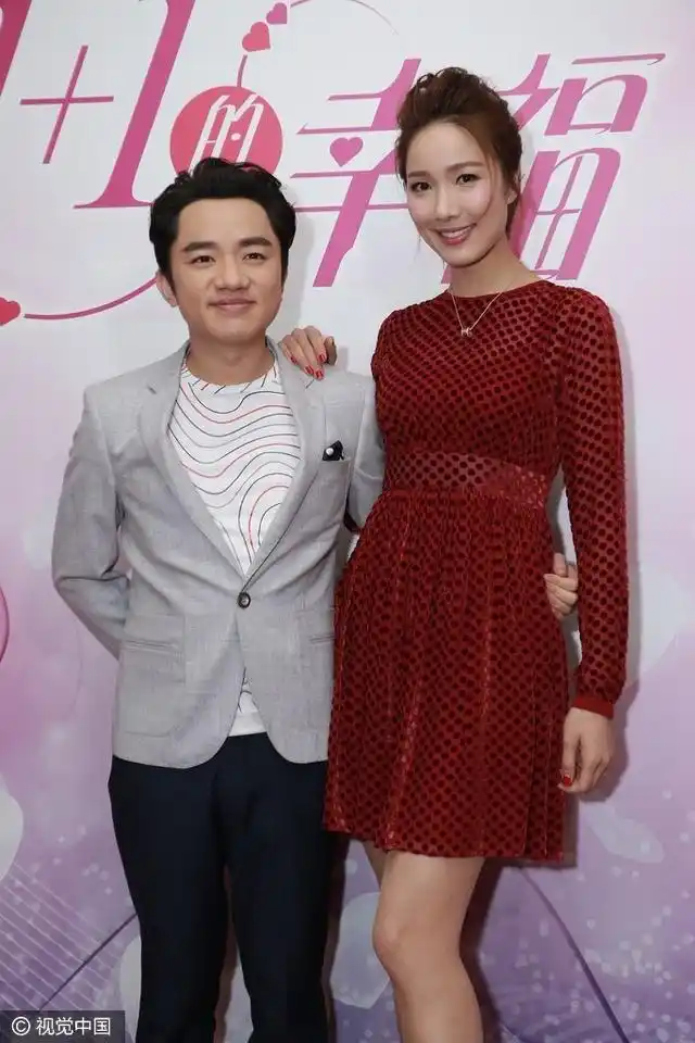 王祖蓝携老婆合影被赞"最萌身高差" 汪明荃花衣红裤双手比耶显呆萌