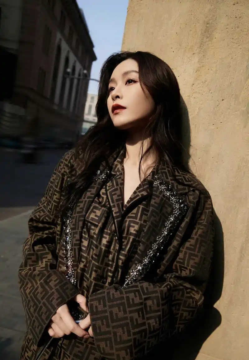 文咏珊身着fendi棕色格子西装套裙真的太美了,又帅又酷,穿上它瞬间