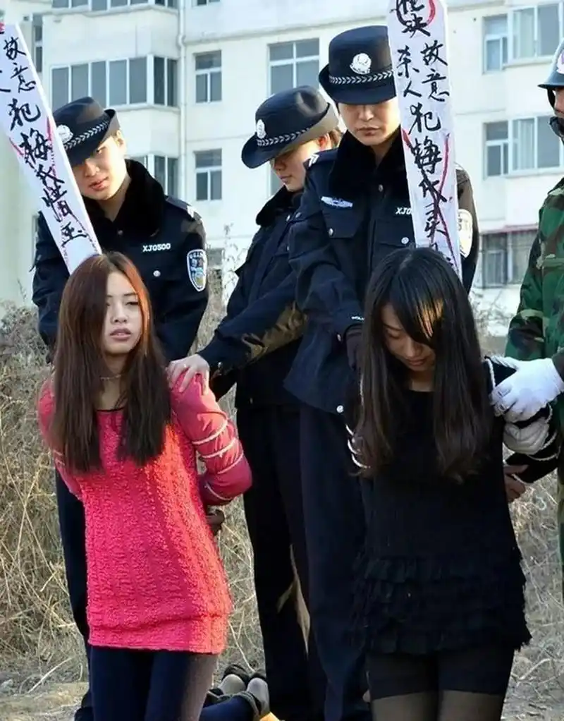 宣判后,押送刑场枪决! 论颜值,两人的颜值都不错,属于美女的范畴.