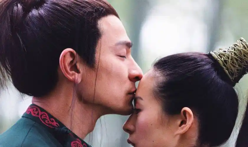 《十面埋伏》中章子怡为何不喜欢等她三年的刘德华而喜欢金城武?