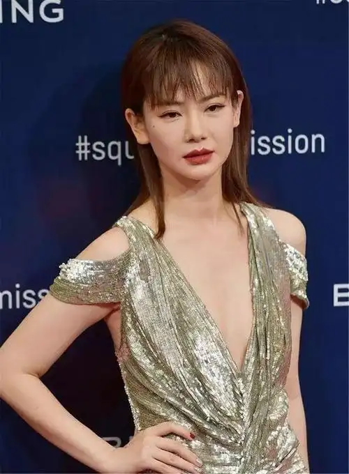 戚薇穿礼服裙亮相活动,妆容和造型非常引人注目!这款发型显年纪