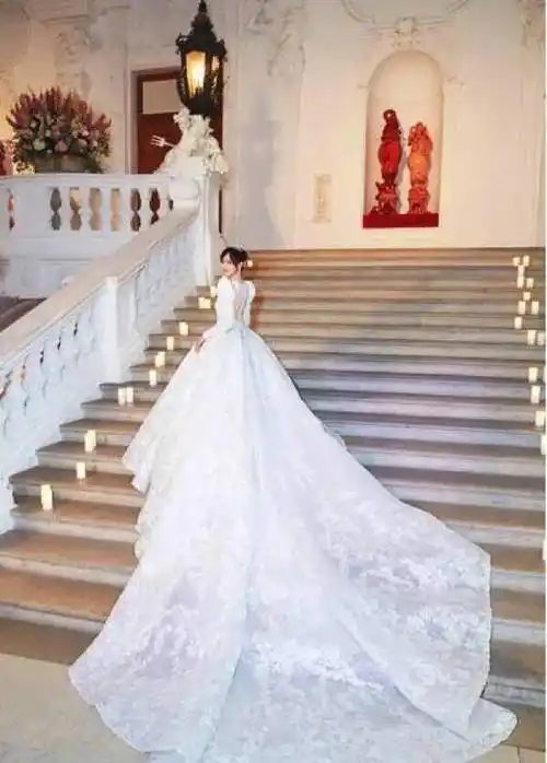 原创昆凌和唐嫣的婚纱礼服是出自同一个设计师之手穿出了不同的效果