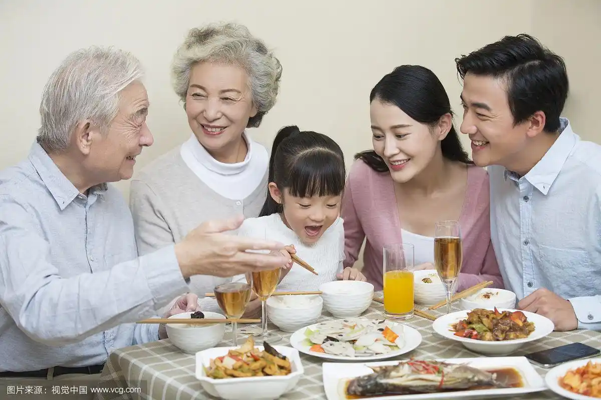一家人快乐的用餐