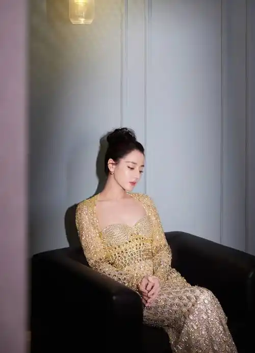 迪丽热巴写真身穿金色水晶缀饰长裙,露出自己的锁骨和事业线-爱读书