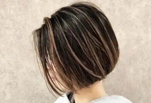 在波波头的基础上,让挑染的发色成为整个发型的吸睛亮点,40岁的女生