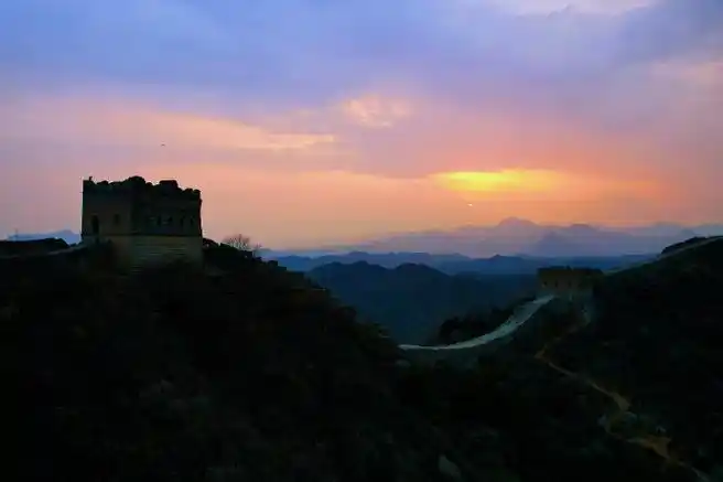 #杏韵花开长城之约##被金山岭长城漫山杏花震撼了##春日心动时刻#