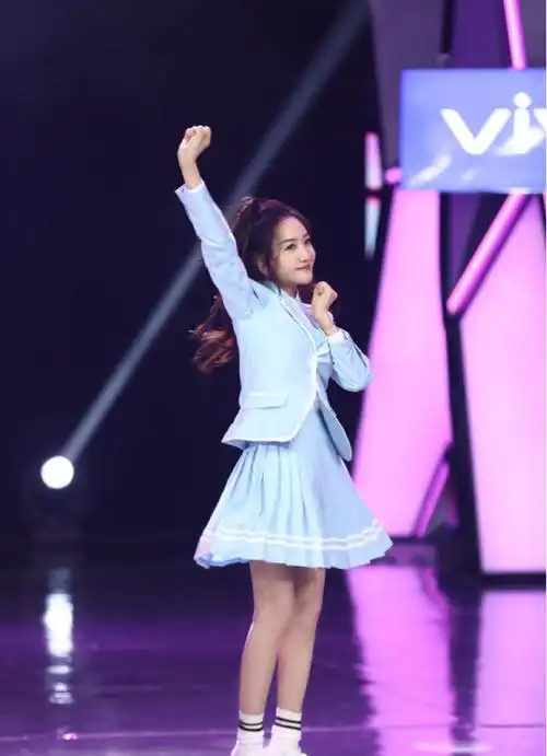 杨蓉真是不拘小节,穿短裙玩单膝跪地,感觉动作有点太女汉子了