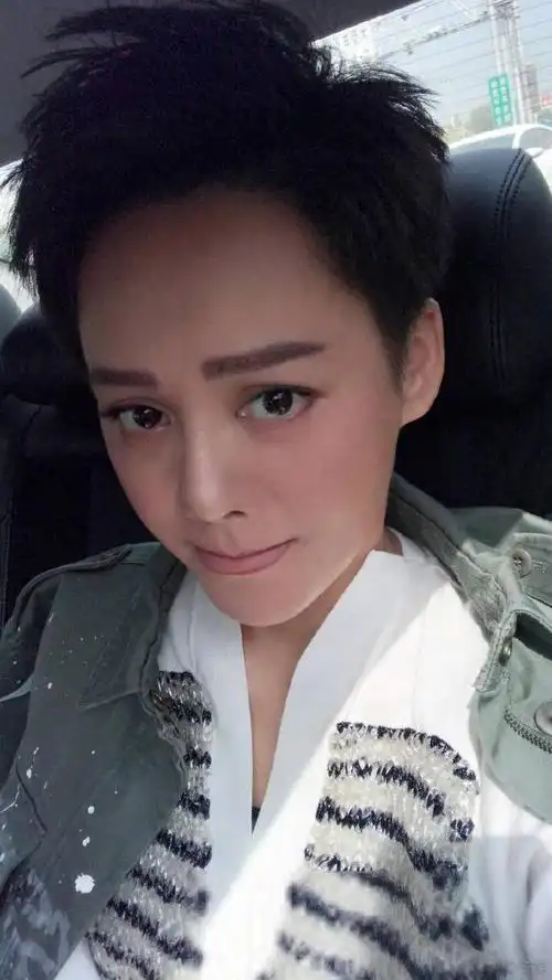 宁静晒短发自拍照,大粗眉抢镜,网友:这不是古力娜扎吗?