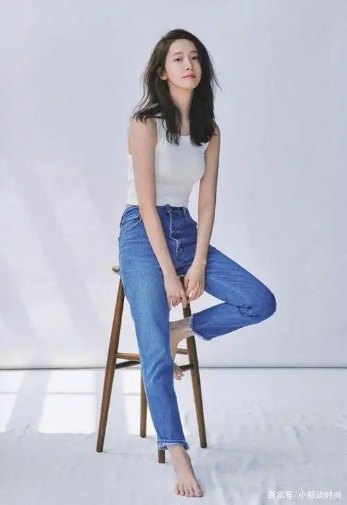 林允儿夏日写真好清纯,背心配牛仔裤简约不简单,长发飘飘太养眼