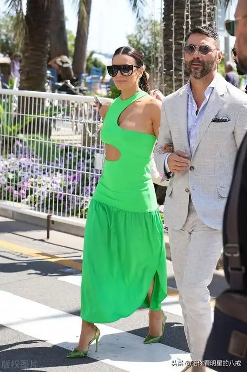 街拍伊娃朗格利亚绿色挖空裙搭高跟鞋轻松惬意