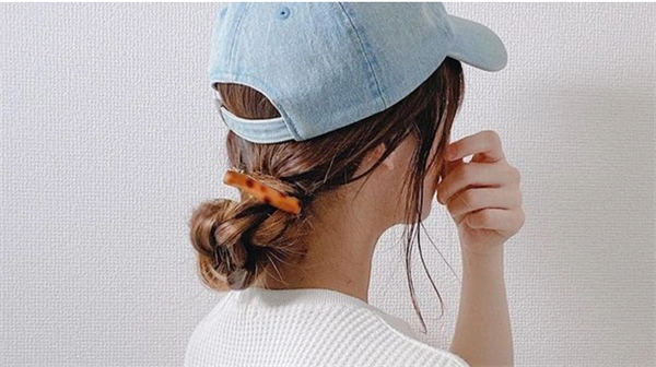 戴帽子发型9:搭配丝巾更时尚