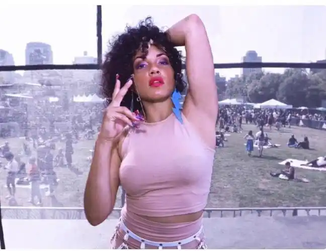 乐队女主唱为"用尿淋歌迷"道歉:伤害粉丝不是自己的本意